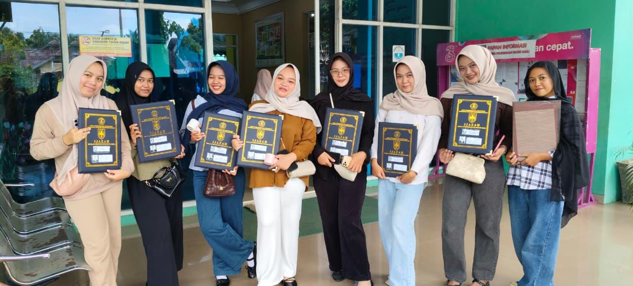 Proses Pembagian Ijazah Bagi Alumni Angkatan Tahun 2026 di SMKN 2 Banjarbaru. Senin, 8 Juni 2026.