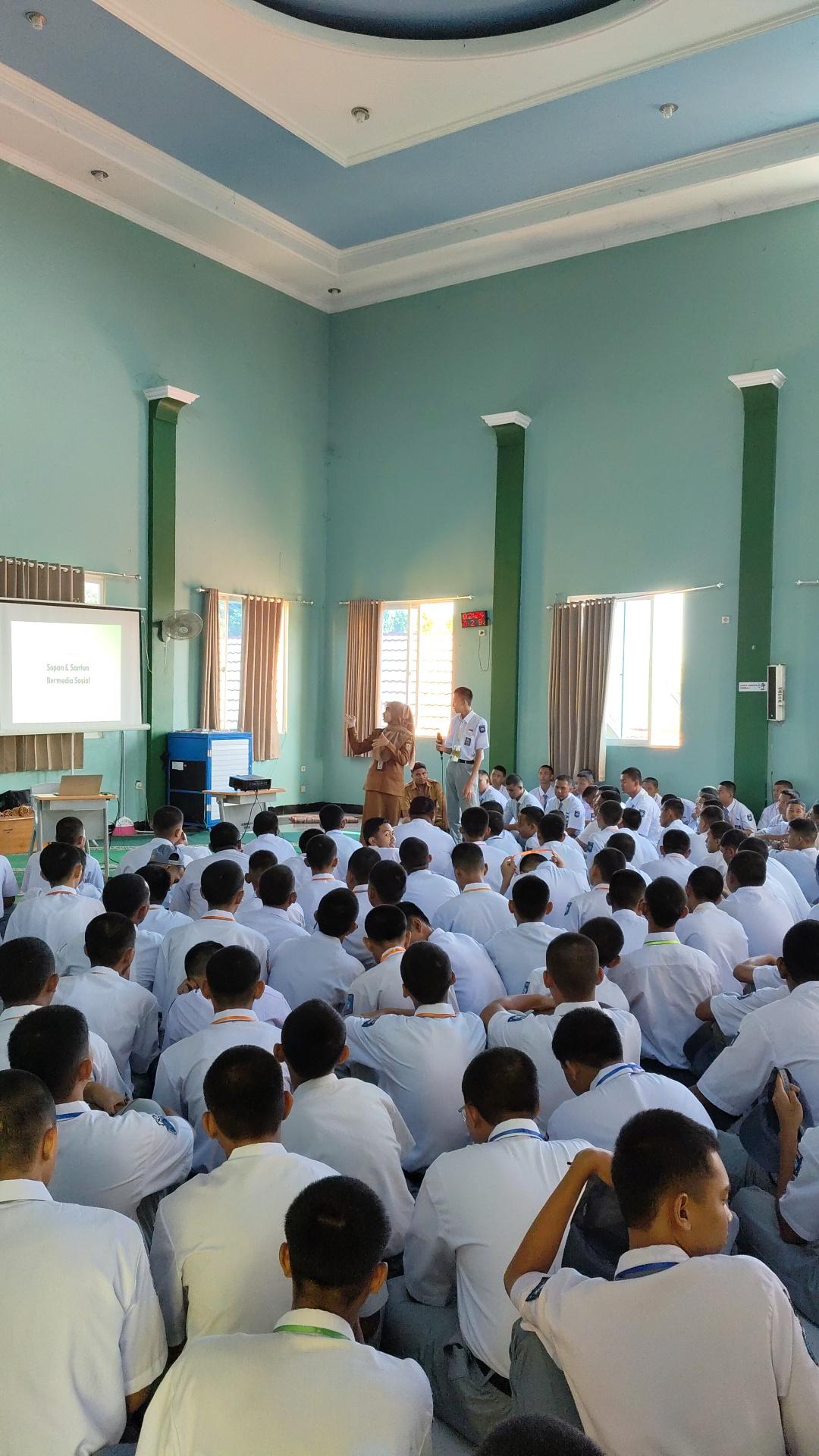 *SOPAN DAN SANTUN BERMEDIA SOSIAL*  BIJAK DIGITAL, BERKARAKTER SMK