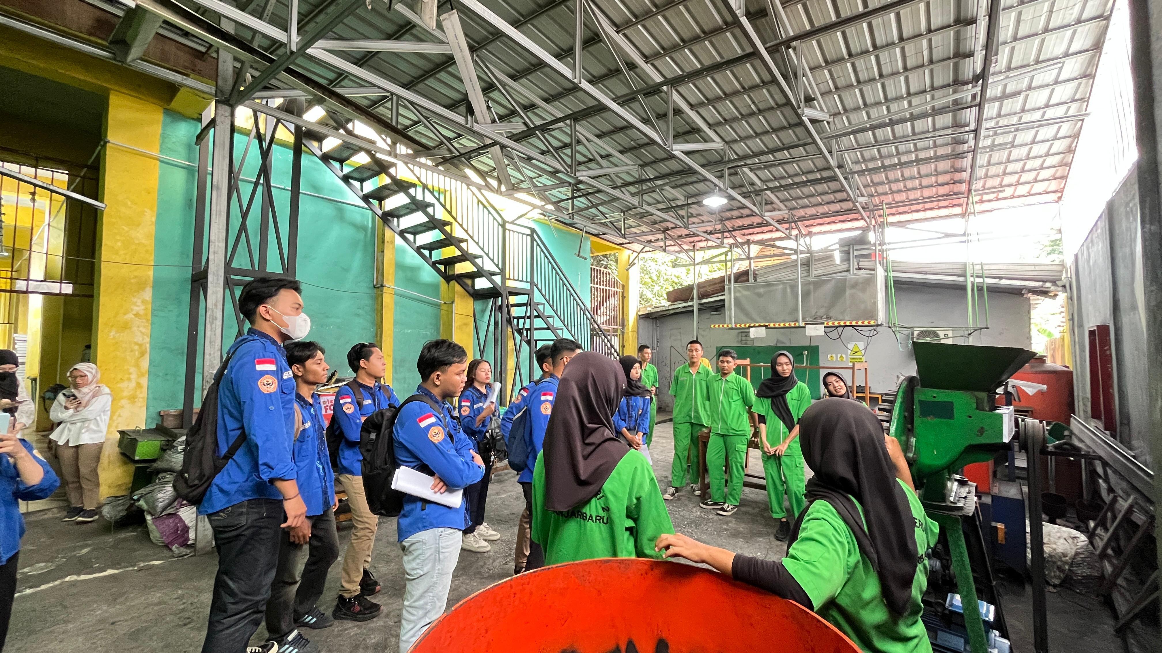 Kunjungan Lapangan dari Mahasiswa Universitas Lambung Mangkurat Jurusan Agroekoteknologi Mata Kuliah Teknologi Bioenergi ke SMKN 2 Banjarbaru Program Teknik Energi Terbarukan
